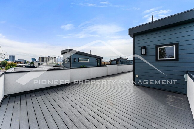 Building Photo - Spacious Townhouse with Washer/Dryer and G...