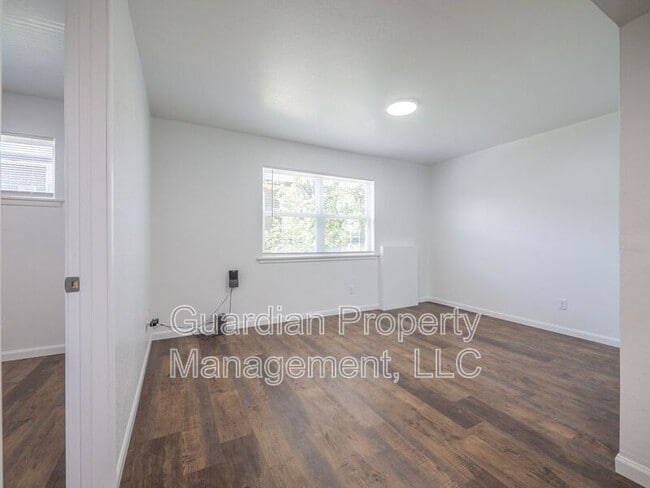 Building Photo - 1121 N College Dr