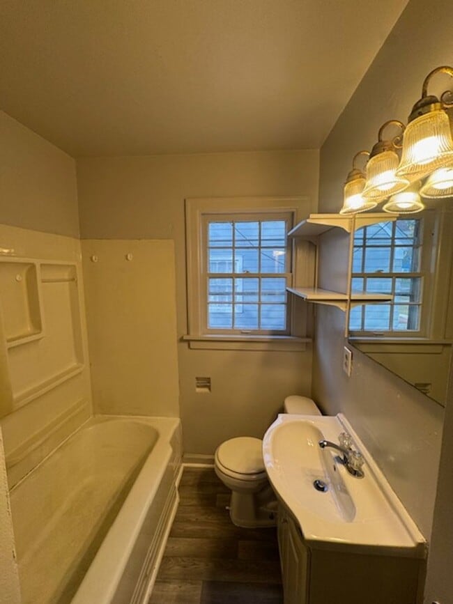 Building Photo - 1115 Milton St