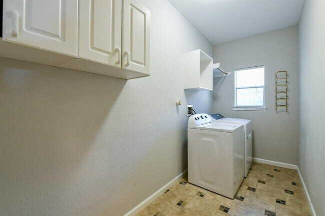 Building Photo - 18035 Somerset Knolls Ct