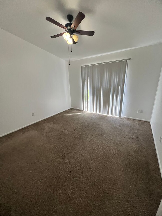 Building Photo - Midtown Ventura - Spacious one bedroom, one bath single level apartment