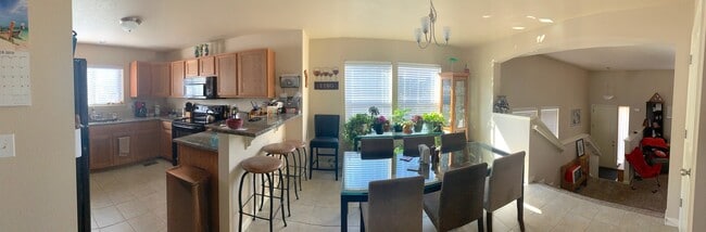 Building Photo - Lots of Great Light in this End Townhome