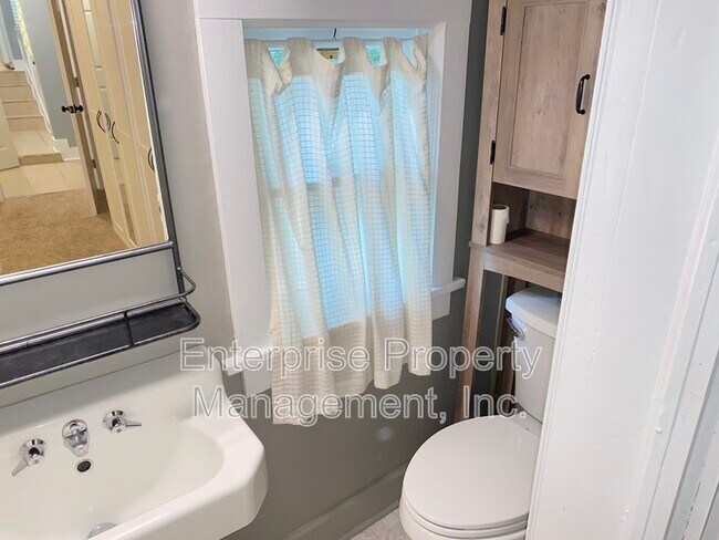 Building Photo - 451 S Reese St