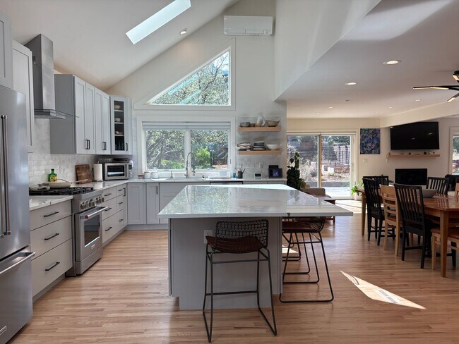 Building Photo - Stunning 4 bed 3.5 Bath Home in Wonderland Hills Walking Distance to Wonderland Lake. Rent Furnis...