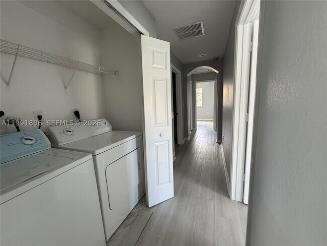 Building Photo - 1586 SE 27th Ct