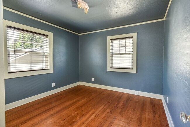 Building Photo - 4 Bedroom 2 Bathroom Home in Salem