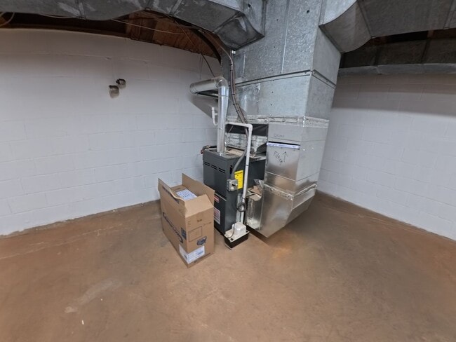 Building Photo - Home on three acre lot with garage