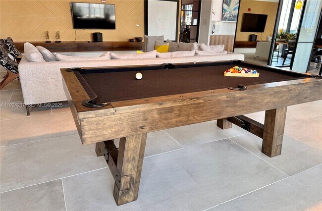 Building Photo - 121 NE 34th St