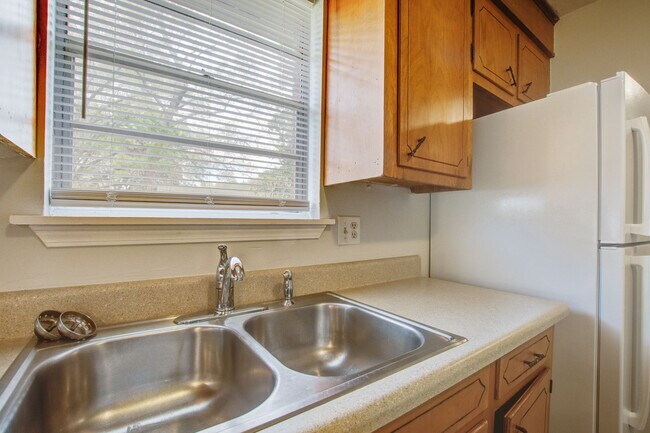 Building Photo - 1908 Swift Ave