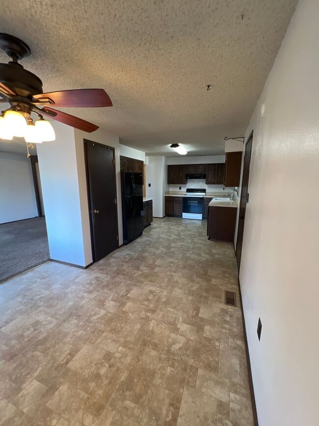 Building Photo - Near Chestnut Ave 3 br 1.5 ba all on one l...