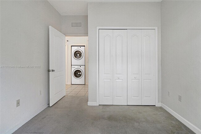 Building Photo - 2711 SE 16th Ave