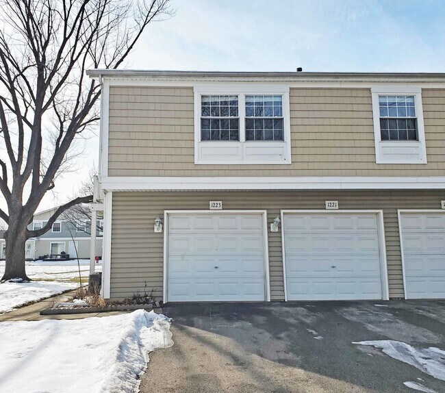 Building Photo - 1223 Quincy Ct