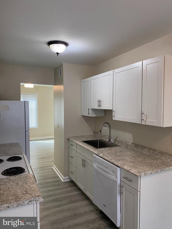 Building Photo - 2804 Cambridge Dr