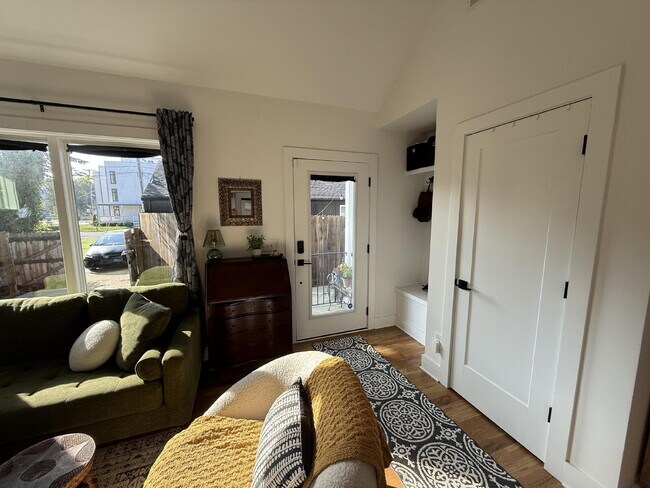 Building Photo - Secluced 800 Sq Ft 1-Bed Gem in Nashville’...