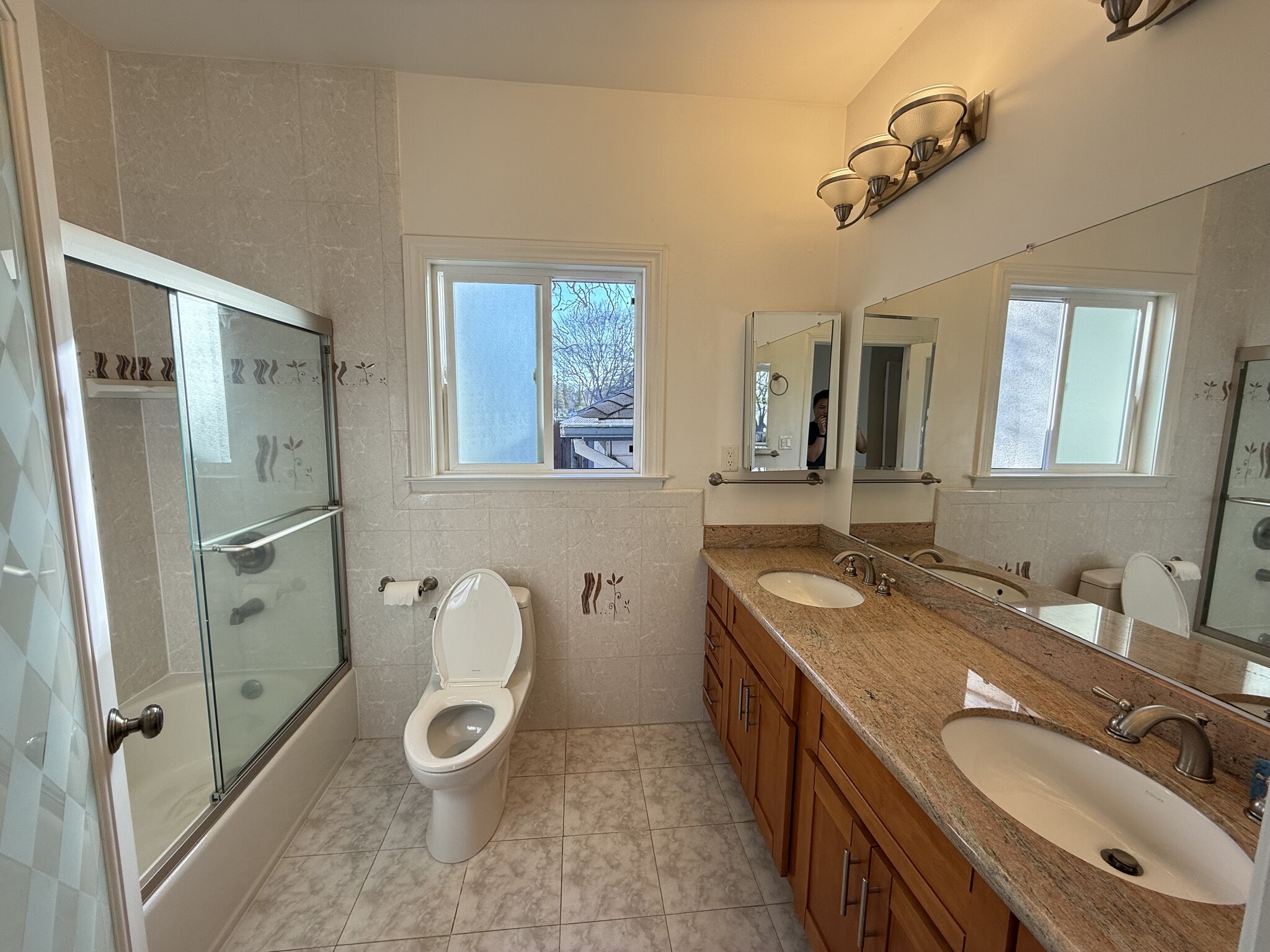 Master bathroom with double vanity - 470 Pepper Ave