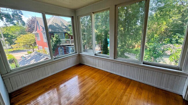 Building Photo - 709-711 Hawthorne NE