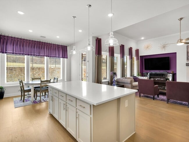 Building Photo - 439 Montrose Dr