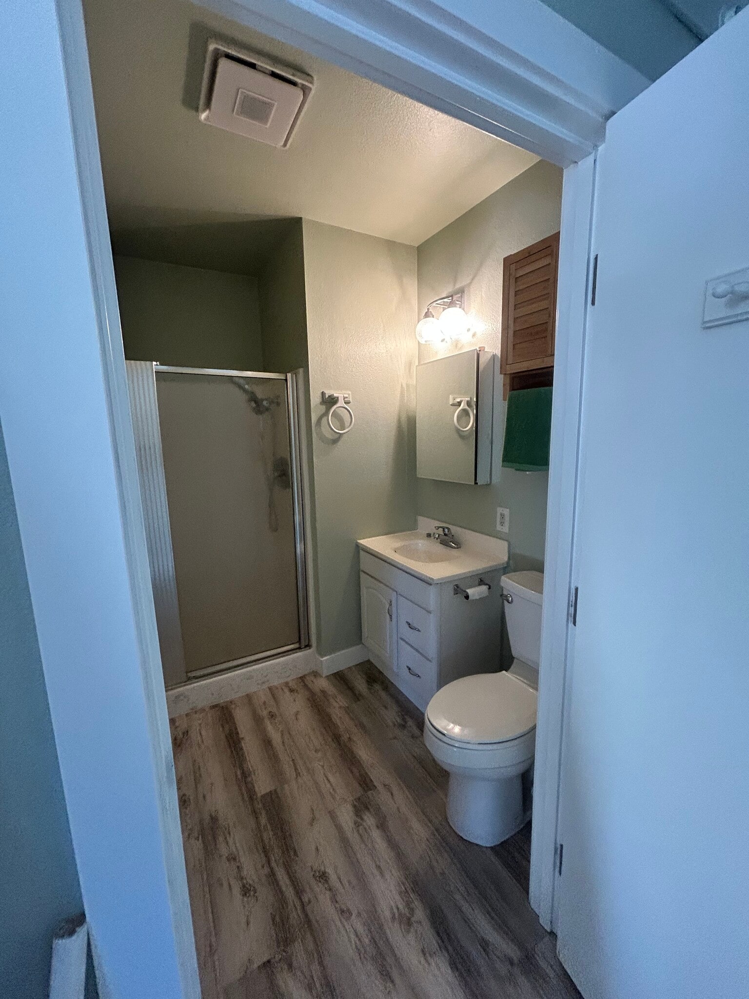 bathroom - 408 W 2nd St