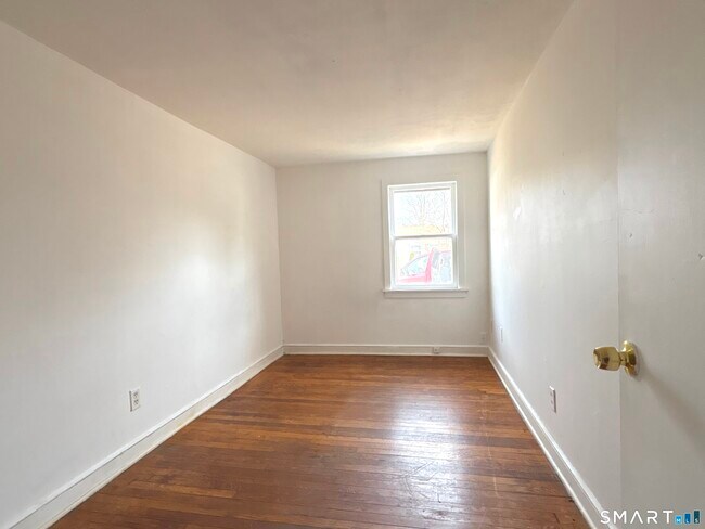 Building Photo - 107 N Main St