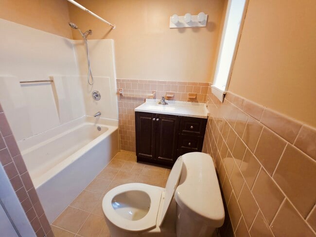 Building Photo - 536 N Underwood St