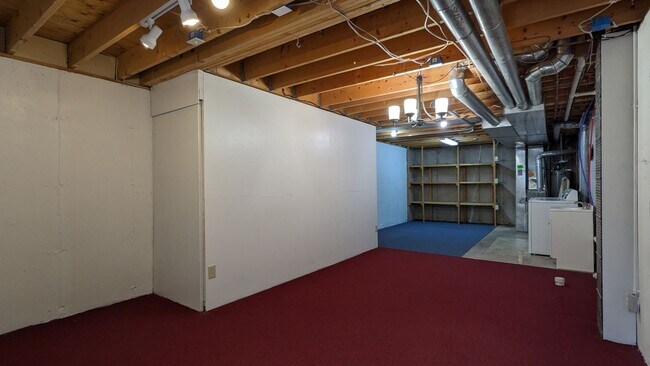 Building Photo - 2 Bed 1 Bath Townhome Centrally Located