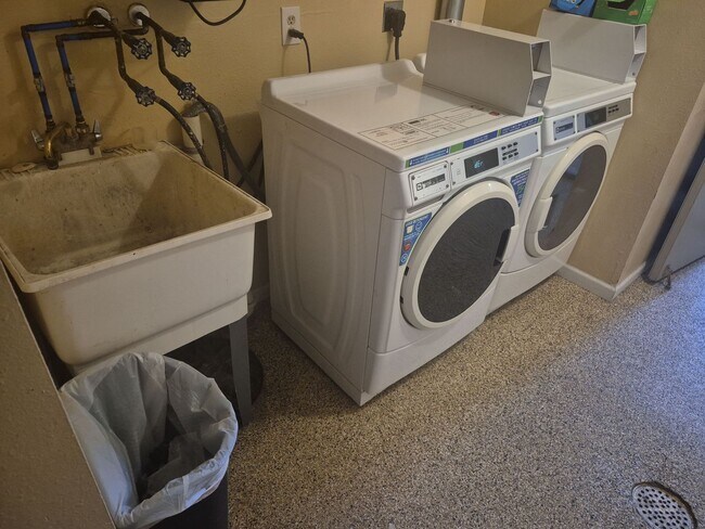 Building Photo - 896 Wescott Square