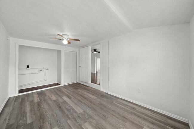 Building Photo - 606 W 7th St
