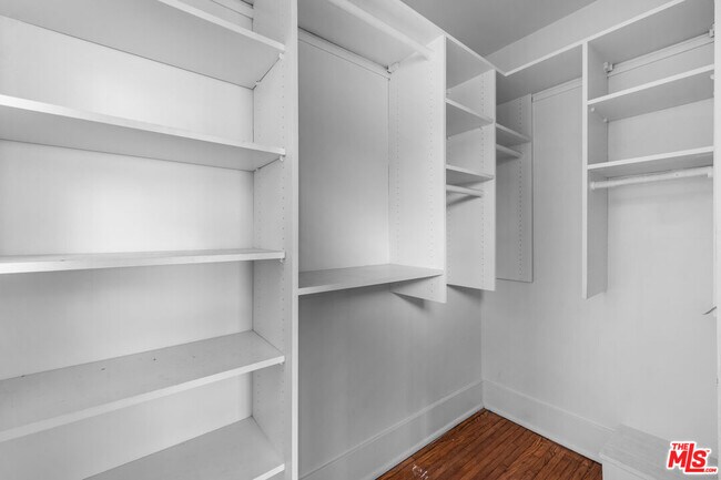 Building Photo - 1231 S St Andrews Pl