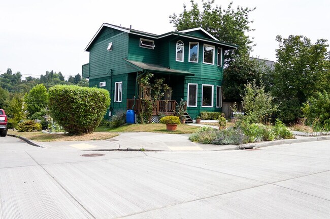 Building Photo - 2707 E Thomas St