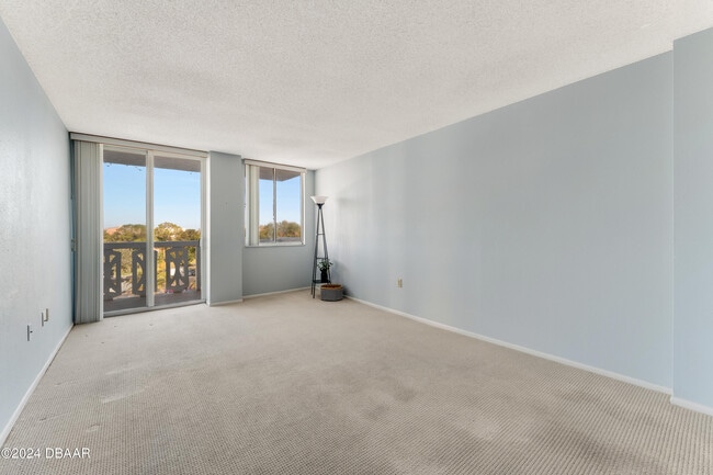 Building Photo - 925 N Halifax Ave