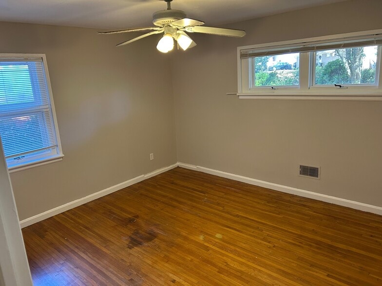 Master Bedroom - 724 Vanderbrook Rd