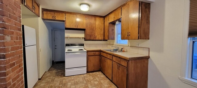 Building Photo - Charming 1 Bedroom Home With Bonus Area