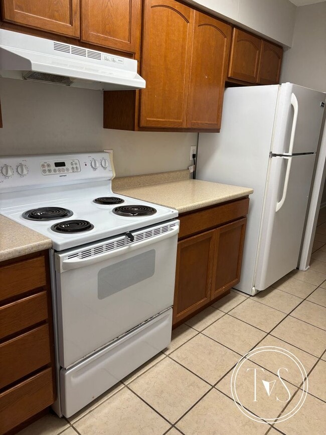 Building Photo - RATE DROP ALERT (was $1400/month) and SUMM...