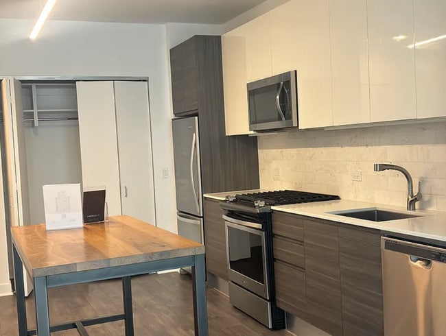 Building Photo - 225 W Hubbard St