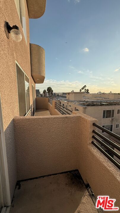 Building Photo - 701 S Kingsley Dr