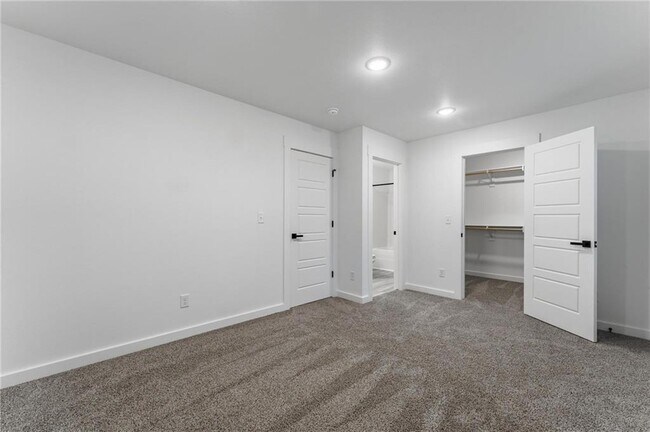 Building Photo - 751 St Charles Pl