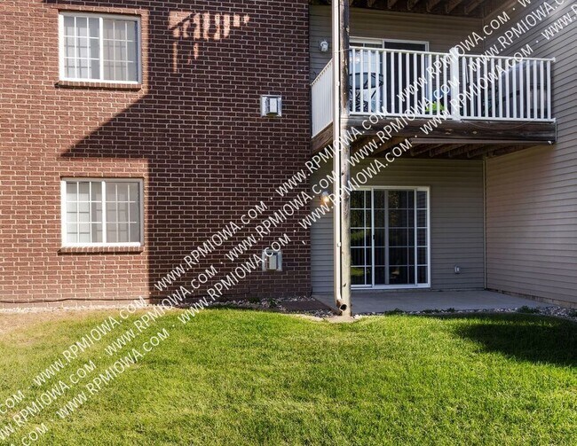 Building Photo - 701 SE Dovetail Rd