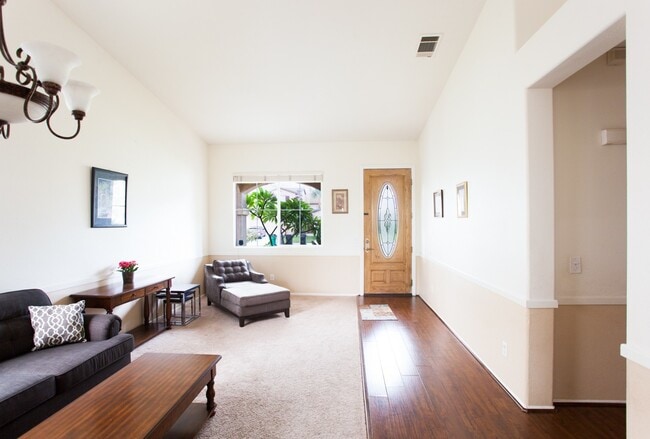 Building Photo - Spacious 4 Bedroom, 2 Bath Furnished Famil...
