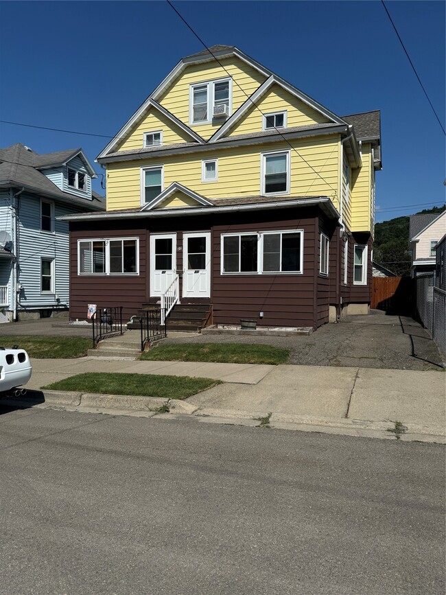 Building Photo - 27 1/2 Euclid Ave