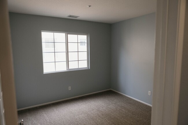 Building Photo - 1605 Snow Ave