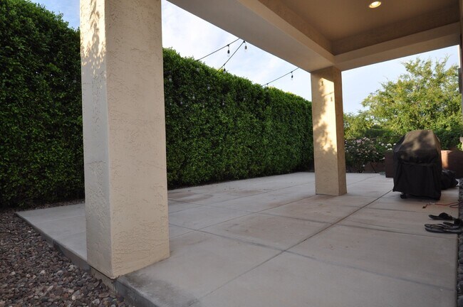 Building Photo - Stunning 5bed/3bath 2771 sq/ft Gilbert Home!