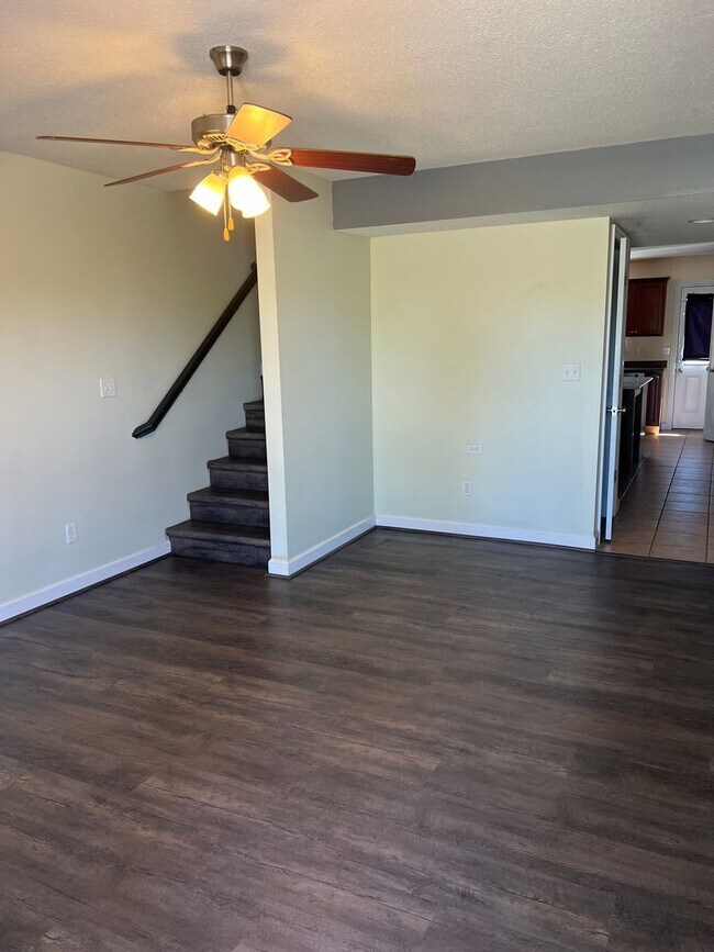 Building Photo - 4 bedroom, 2 bathroom, car garage townhouse