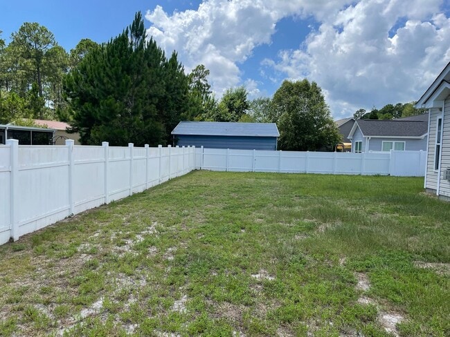 Building Photo - 3 Bedroom 2 Bathroom House with Large Fenc...