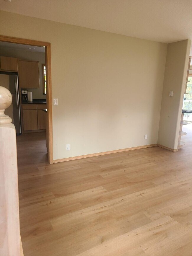 Building Photo - Spacious In-Town Home Near the High School