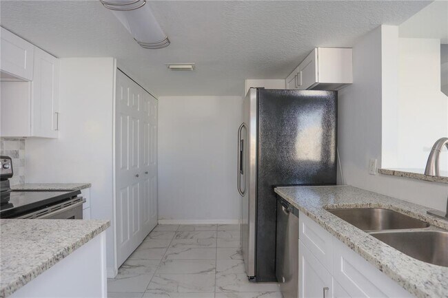 Building Photo - 202 Washington Palm Loop