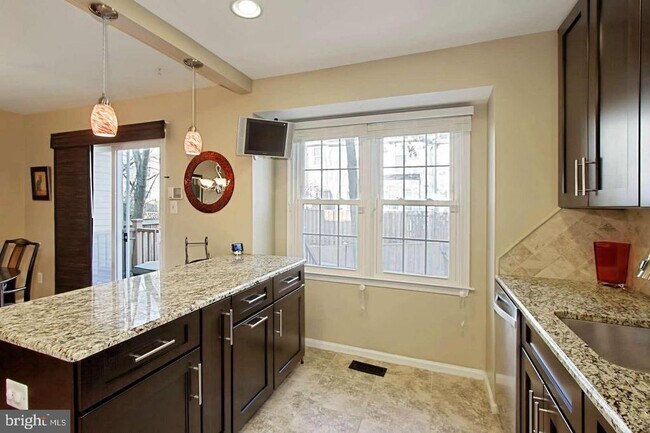 Building Photo - 5 S Floyd St