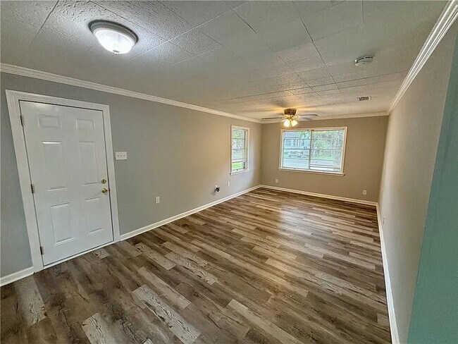Building Photo - 466 Pinehill Dr