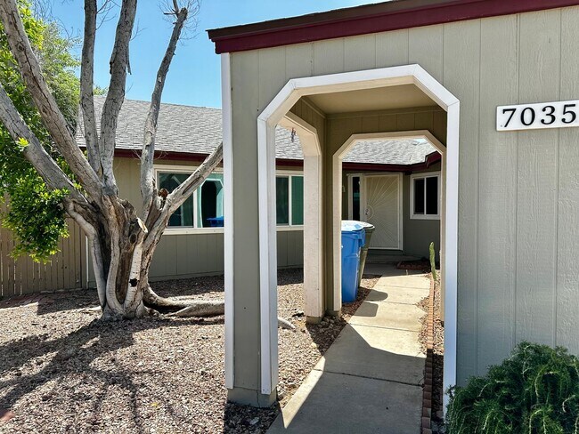 Building Photo - UPDATED 3 BEDROOM 2 BATHROOM CONVENIENTLY ...