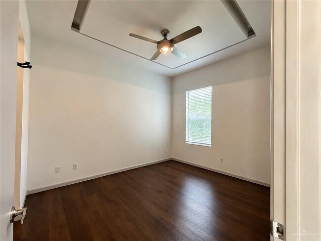Building Photo - 504 Hackberry Ave