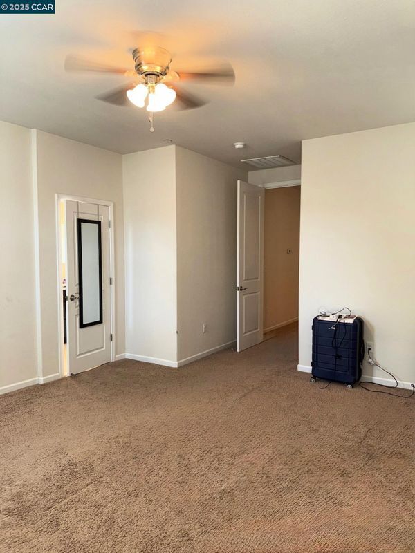 Building Photo - 221 Southpark Ct